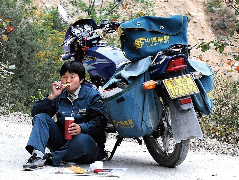 赵明翠在路边吃午饭