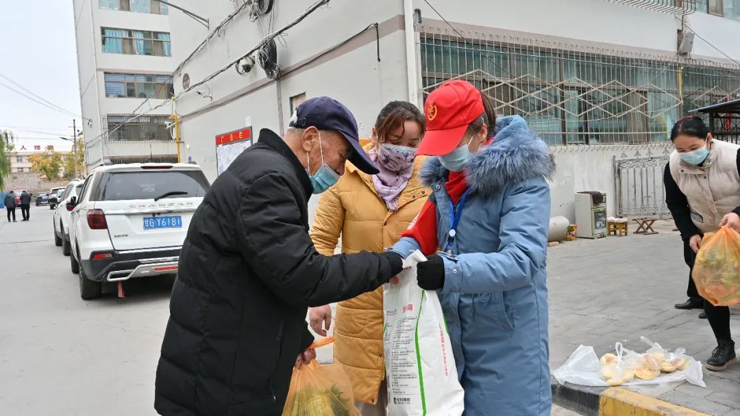 "26日,甘州区东湖小区80岁的独居老人毛凤兰老人一早就收到了志愿者