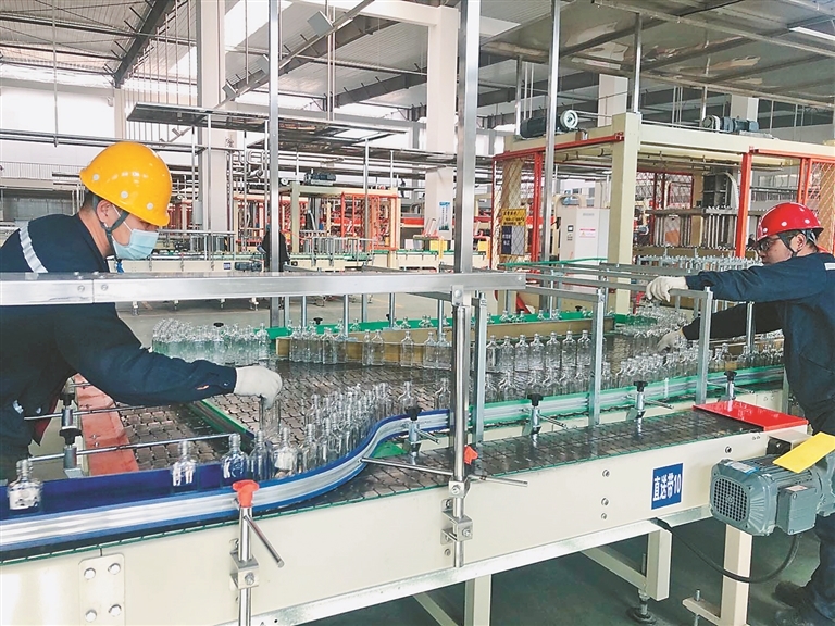 华兴玻璃工作人员正在忙碌生产中。 黑龙江日报全媒体记者 韩丽平摄
