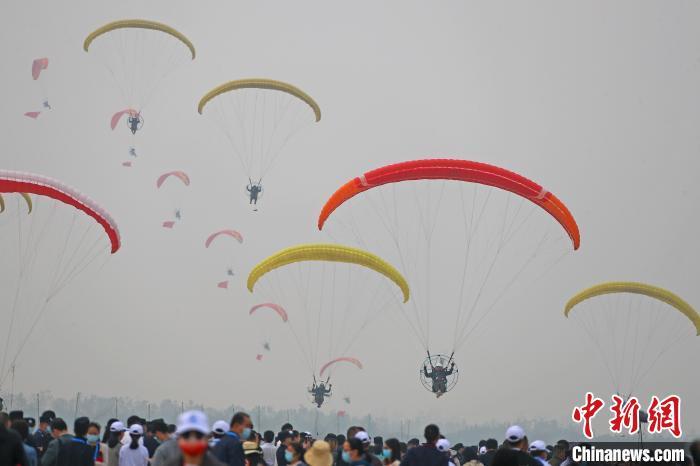 图为现场进行动力滑翔伞表演。　刘占昆 摄