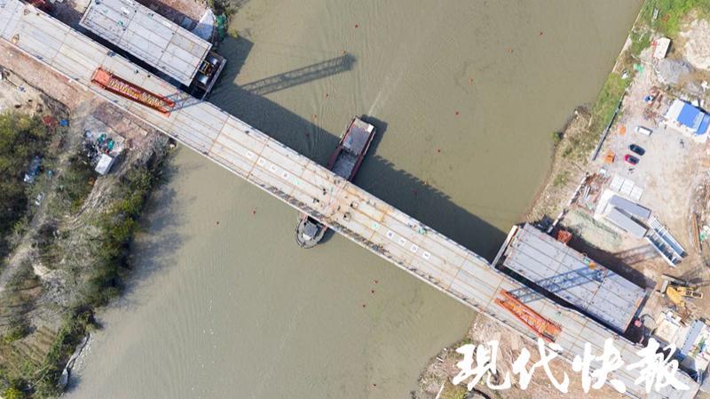 全长252米盐城东台振兴路跨通榆河大桥半幅合龙