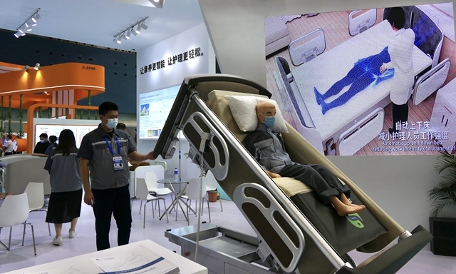 柔性翻身智能床在现场展出.信息时报记者 徐敏 摄