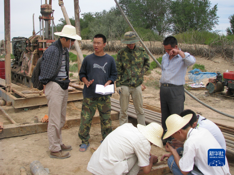 科研人员在腾格里沙漠进行岩心钻探（受访者供图）