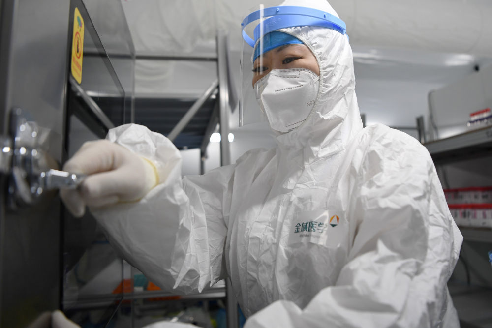 佟锦媚在“猎鹰号”硬气膜实验室样本处理区工作（10月26日摄）新华社记者 陈斌 摄