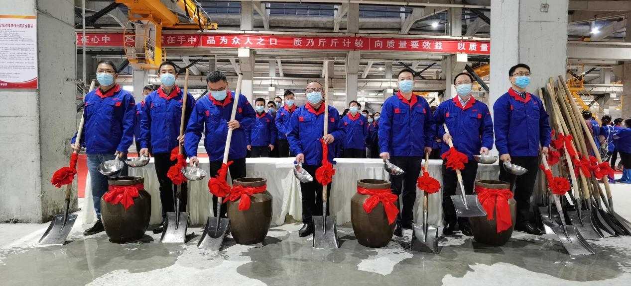 (图说:5000吨基酒扩能项目投产现场)