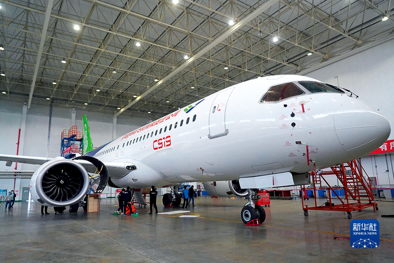 中国商飞c919大型客机外场试验队南昌基地,技术人员正在对一架客机