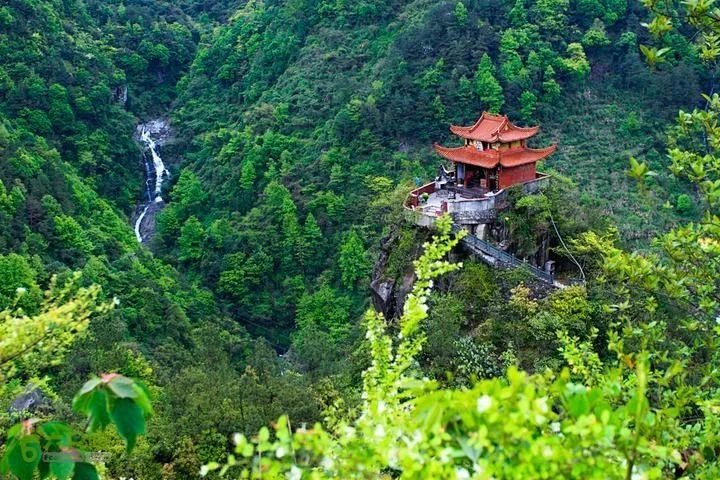 腾蛟坐拥佳景,境内的赤岩山是南雁荡山国家4a级风景名胜区五大景区之