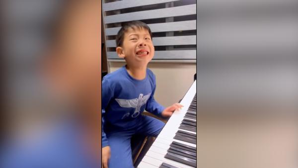 男孩练钢琴,受不了自己弹错音崩溃大哭