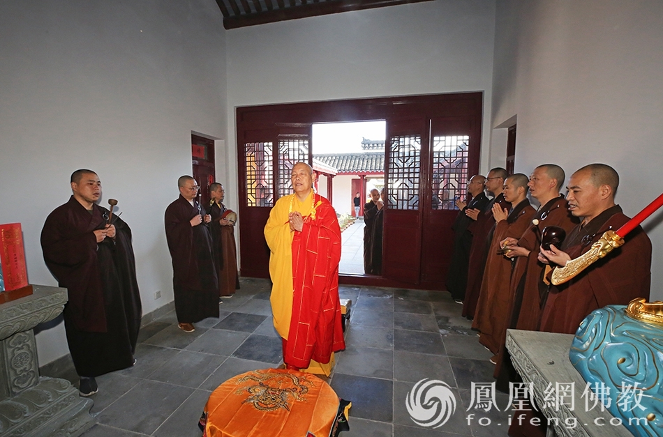 道慈大和尚恭迎古佛洞恒虚法师圆满出关（图片来源：凤凰网佛教 摄影：普陀山佛教协会）