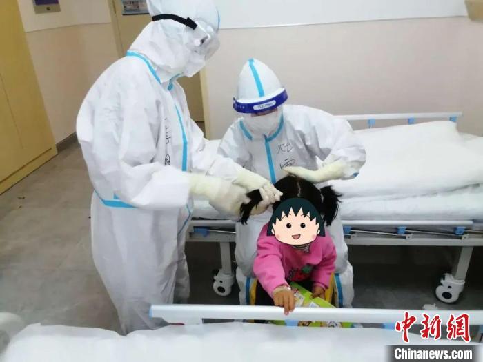 医护人员为小患者梳头 张掖市第二人民医院供图