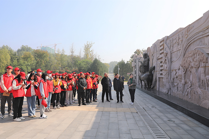 “盛世大鼎”、泗水滨文化群雕广场