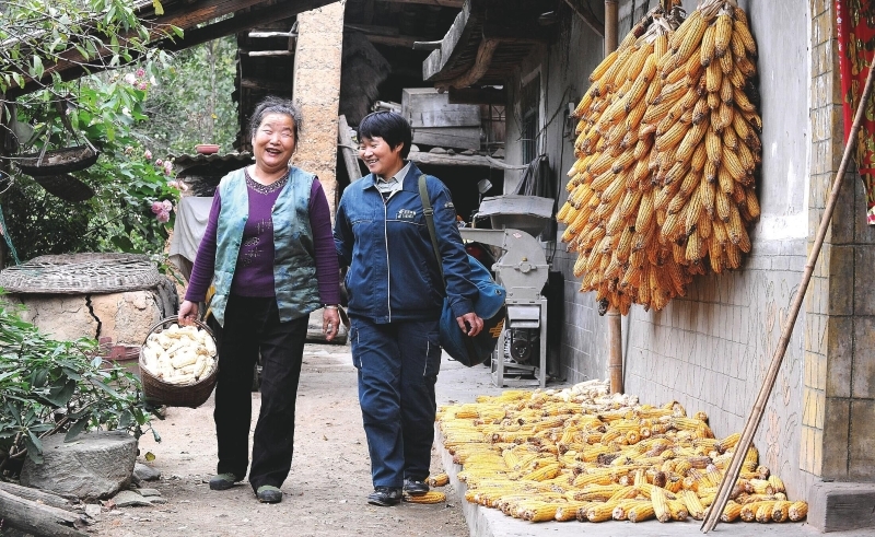 赵明翠送完邮件，村民送她继续赶路