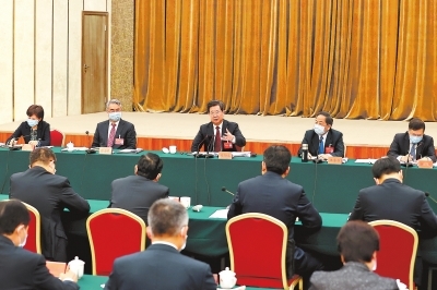 10月26日下午，楼阳生到郑州市代表团和代表们一起审议党代会报告。 本报记者 董亮 蔡迅翔 摄