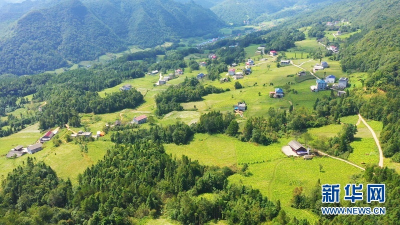 图为航拍湖北省建始县官店镇竹园坝村。