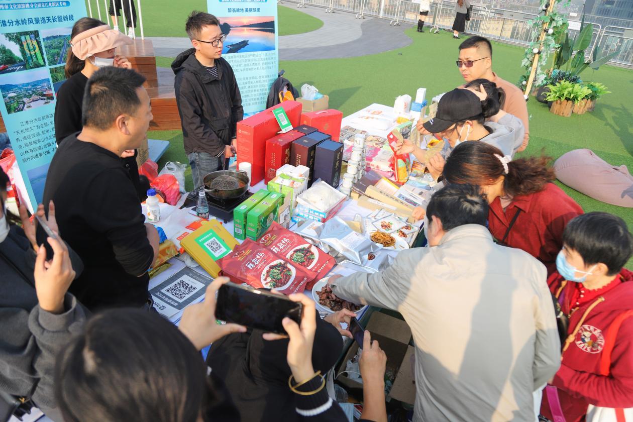 现场市民及游客正在选购滁州文旅产品