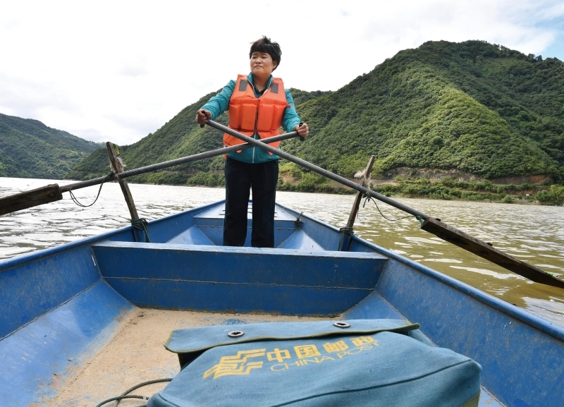 投递路上，赵明翠划船横渡汉江