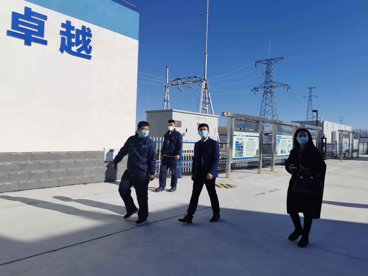图为营商环境监督局的工作人员入企走访，帮助解决实际困难