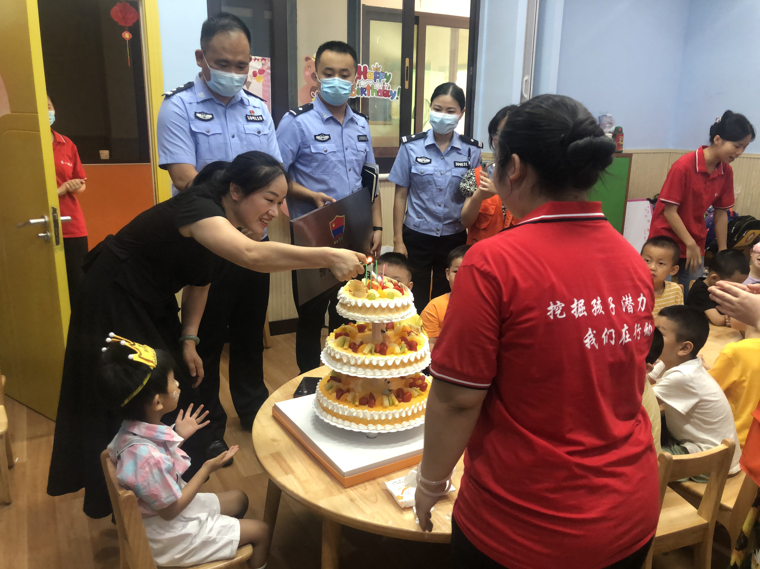 双碑派出所民警为幼儿园小朋友一起过生日