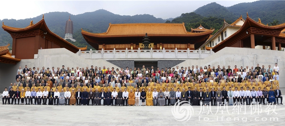 合影(图片来源:凤凰网佛教 摄影:深圳弘法寺)