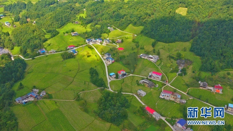图为航拍湖北省建始县官店镇竹园坝村。
