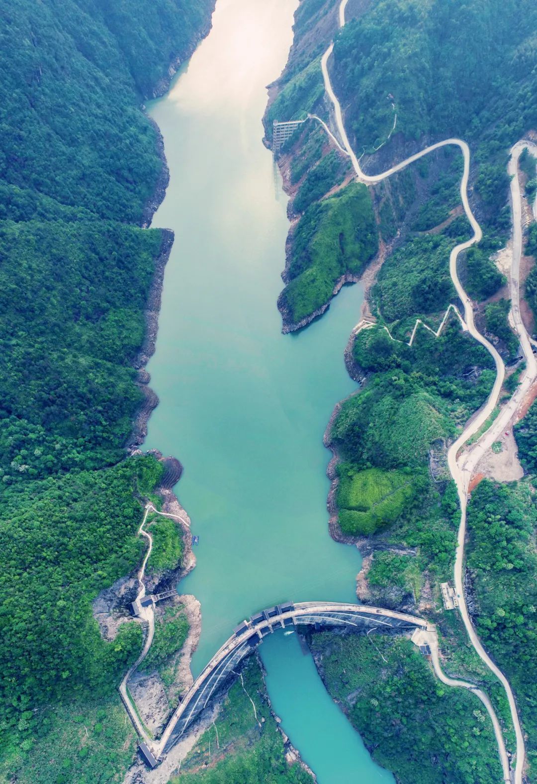 曼妙,余光是波光粼粼的溪流白浪;俯瞰200米长的大坝横跨顺溪水库两岸