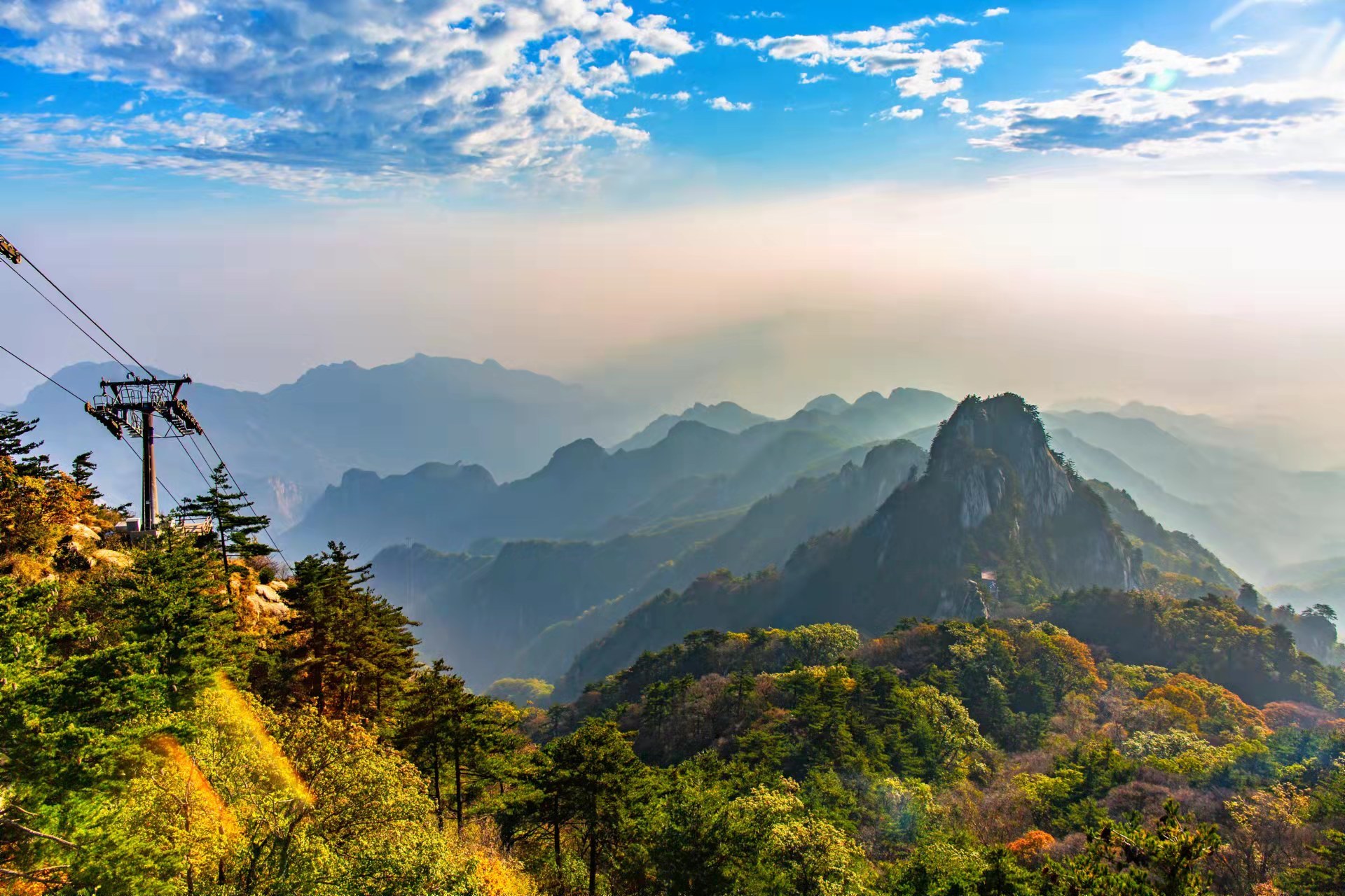 10月24日,河南省鲁山县,尧山红叶绚丽多姿