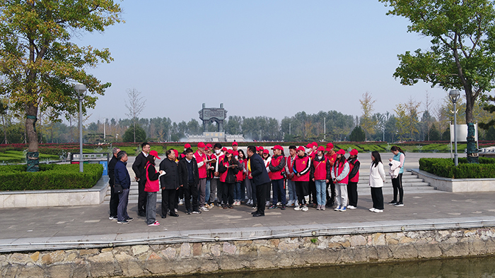 “盛世大鼎”、泗水滨文化群雕广场