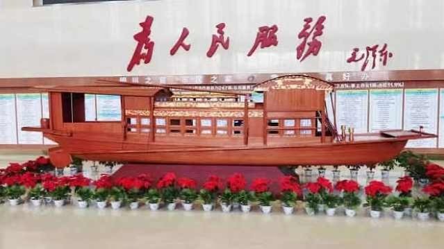 宁夏手工模型爱好者复制“南湖红船”陈列于银川市民大厅