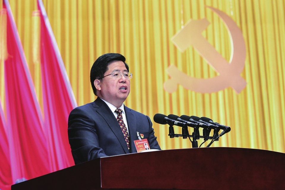 姜四清代表中国共产党朔州市第六届委员会向大会作报告。