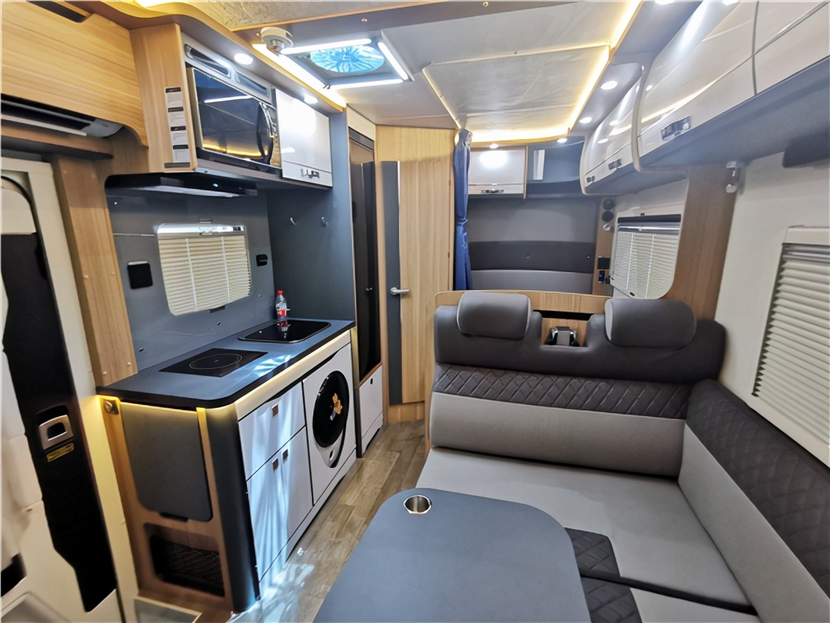 比如日系房车惯用的深灰色装饰面,白亮色和暖色光源混合搭配的风格