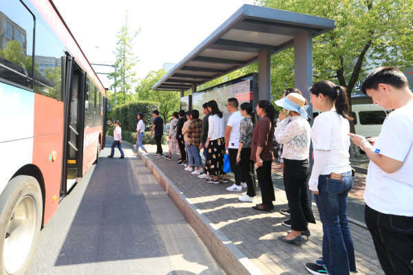 公交车站内，乘客有序排队。衢州市精神文明建设指导中心供图
