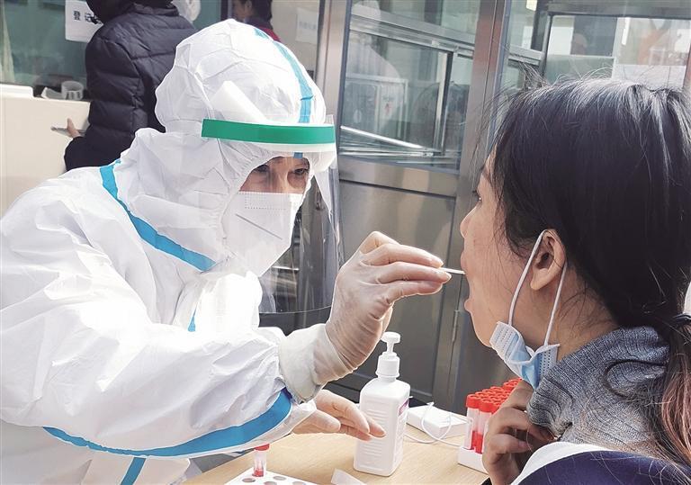 冯辉正在为市民做核酸检测