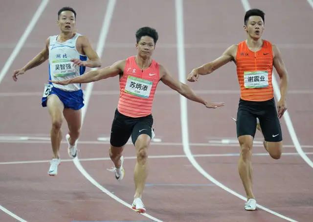 图片苏炳添在陕西全运会男子百米比赛中再度破十，并且夺冠圆梦