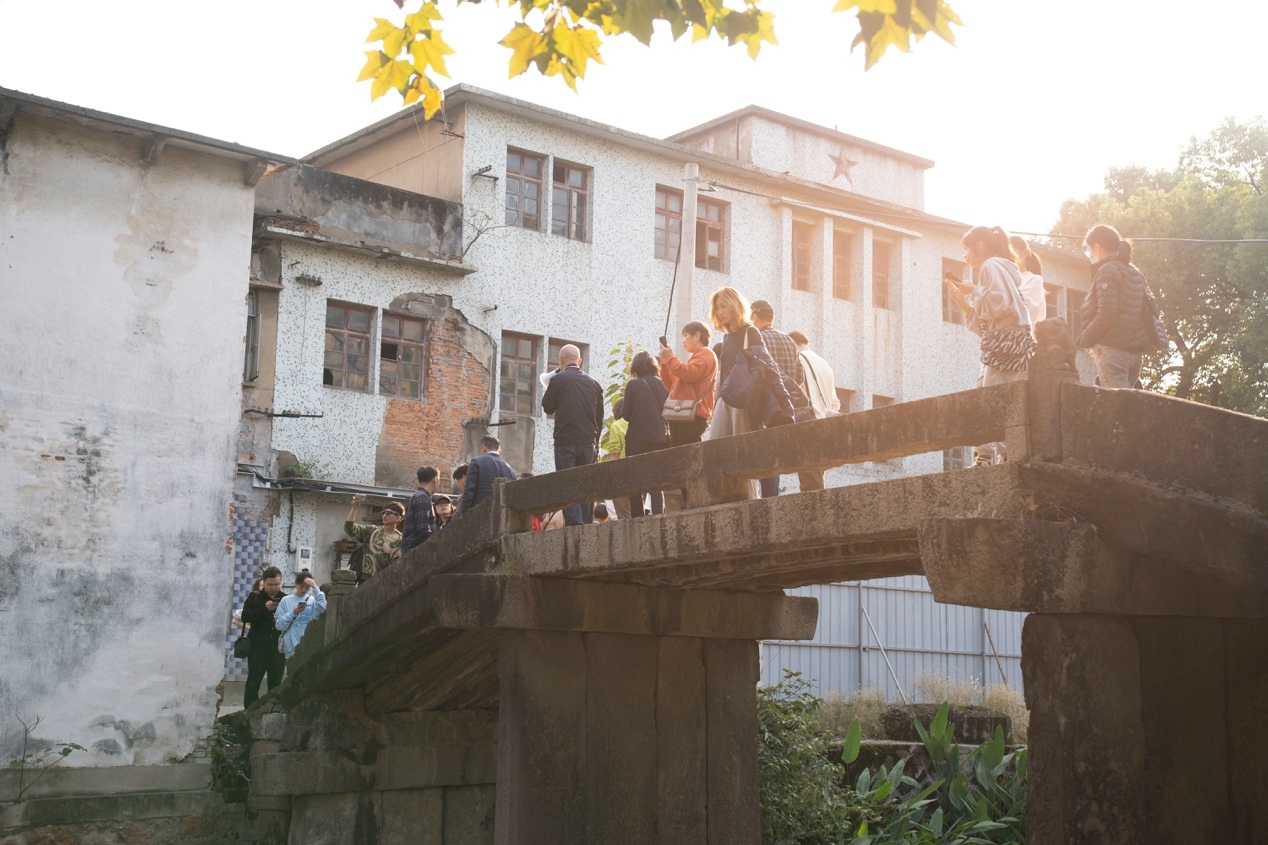 本地向导鲍学铭带领走访