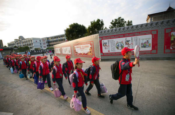 放学路上，学生自觉有序排队。衢州市精神文明建设指导中心供图
