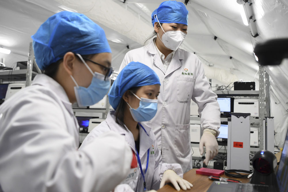 佟锦媚（右）和同事在“猎鹰号”硬气膜实验室扩增分析区工作（10月26日摄）新华社记者 陈斌 摄