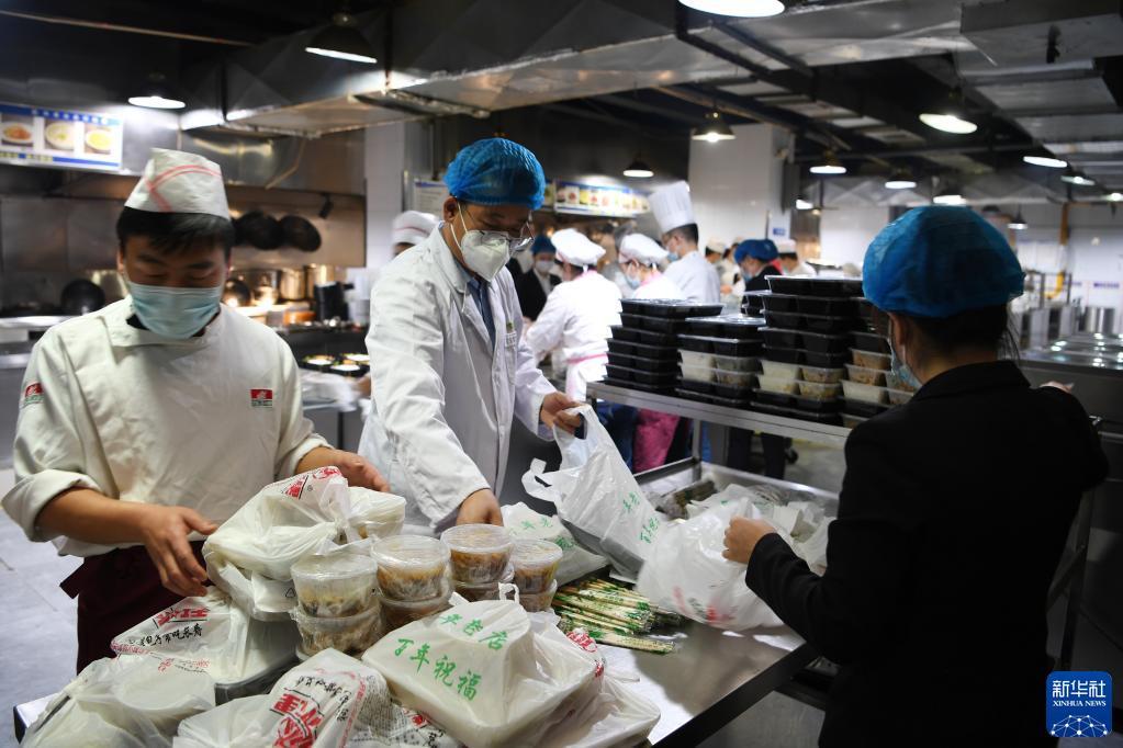 10月25日,在兰州市城关区一家餐饮企业,工作人员在打包隔离人员餐盒。新华社记者 范培珅 摄