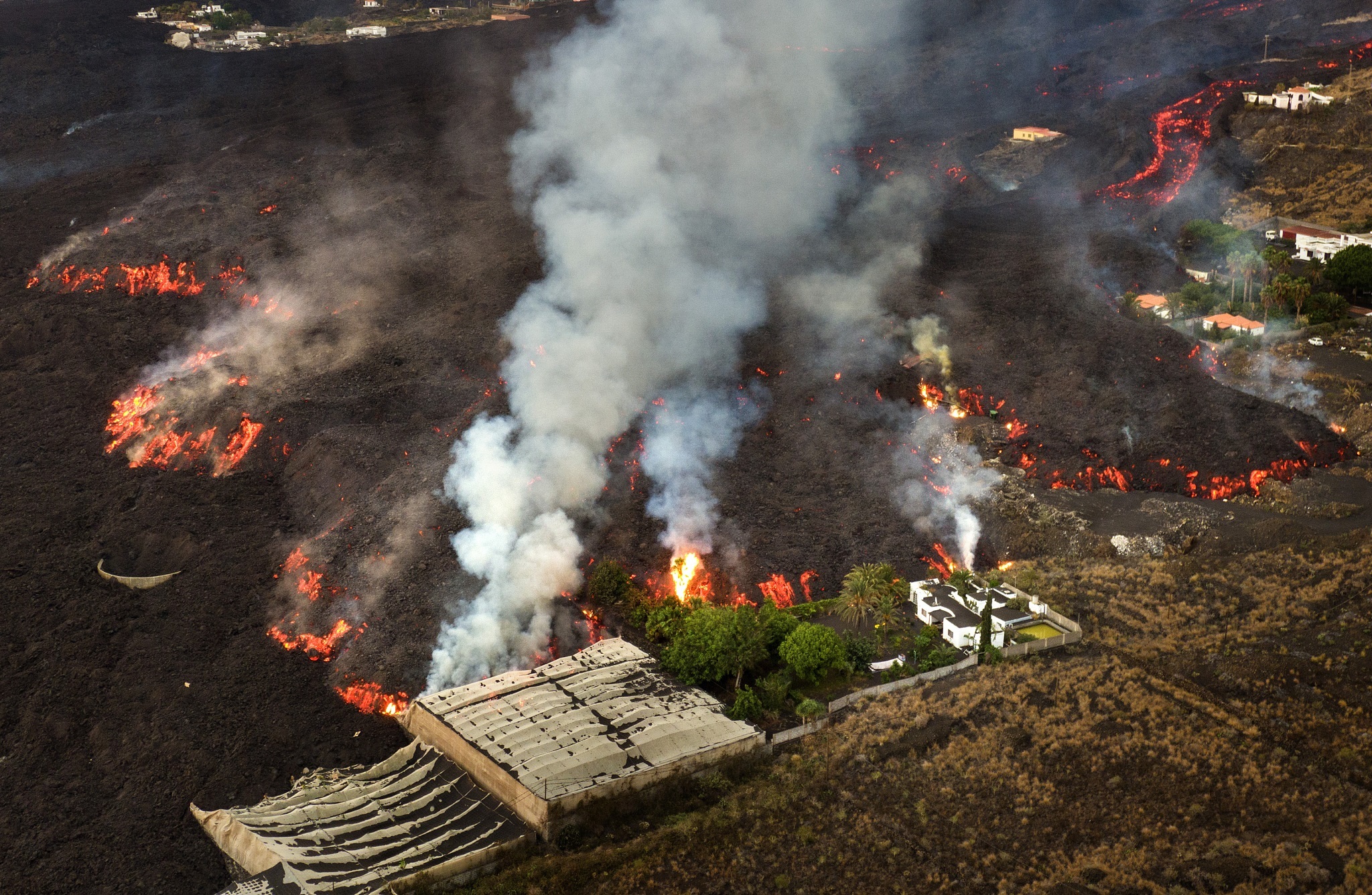 西班牙加那利岛火山持续喷发摧毁建筑和种植园