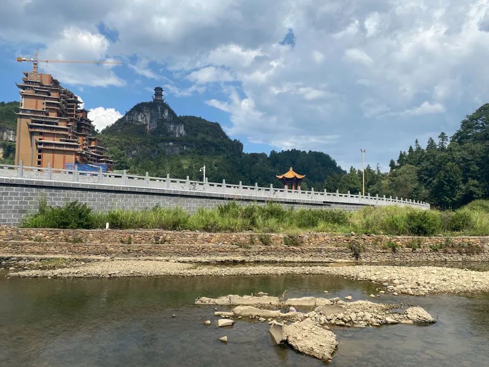 天下第一水司楼被通报后的一年 独山百亿债务何解?(图3) 天下第一水司楼被通报后的一年 独山百亿债务何解?(图3)