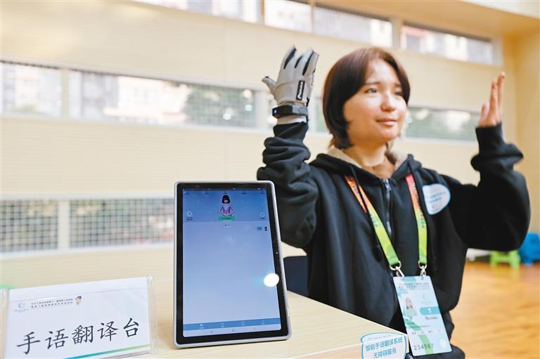 智能手语翻译系统,搭起了听障人士与大家沟通的桥梁. (记者 谢伟 摄)