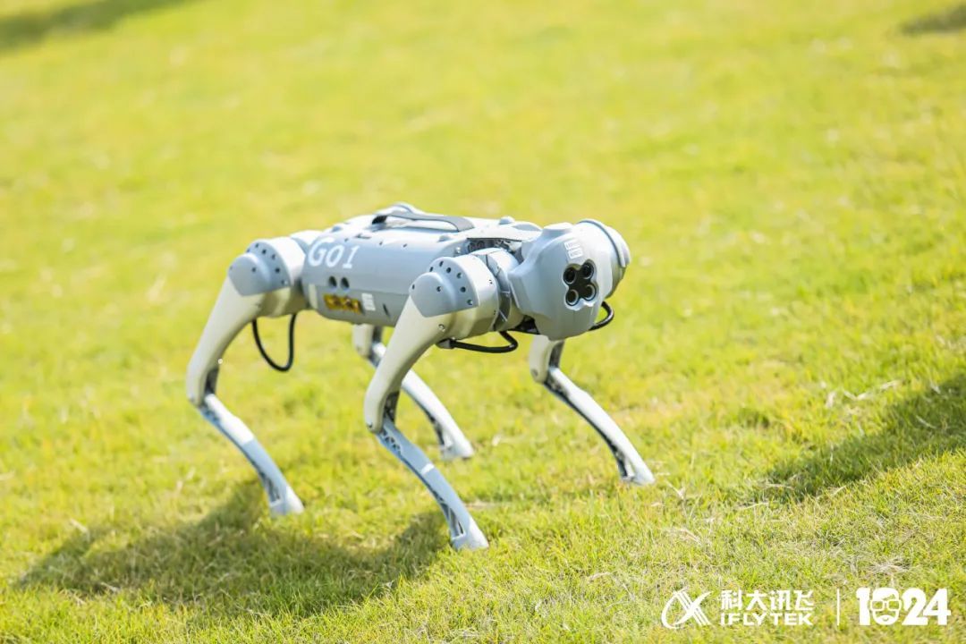 犇犇",前来参展的杭州宇树科技还带来了他们的新产品—go 1系列机器狗
