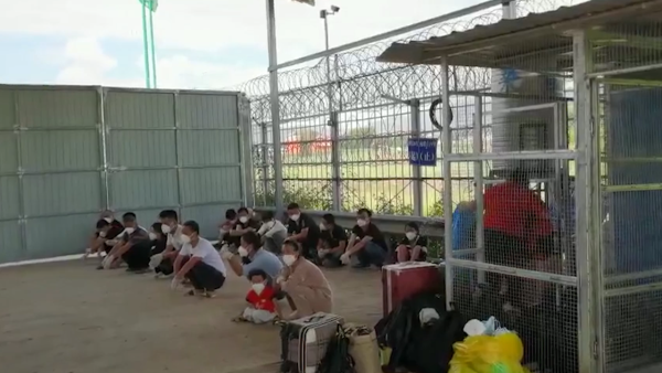 偷渡人员在瑞丽排队回国自首画面曝光
