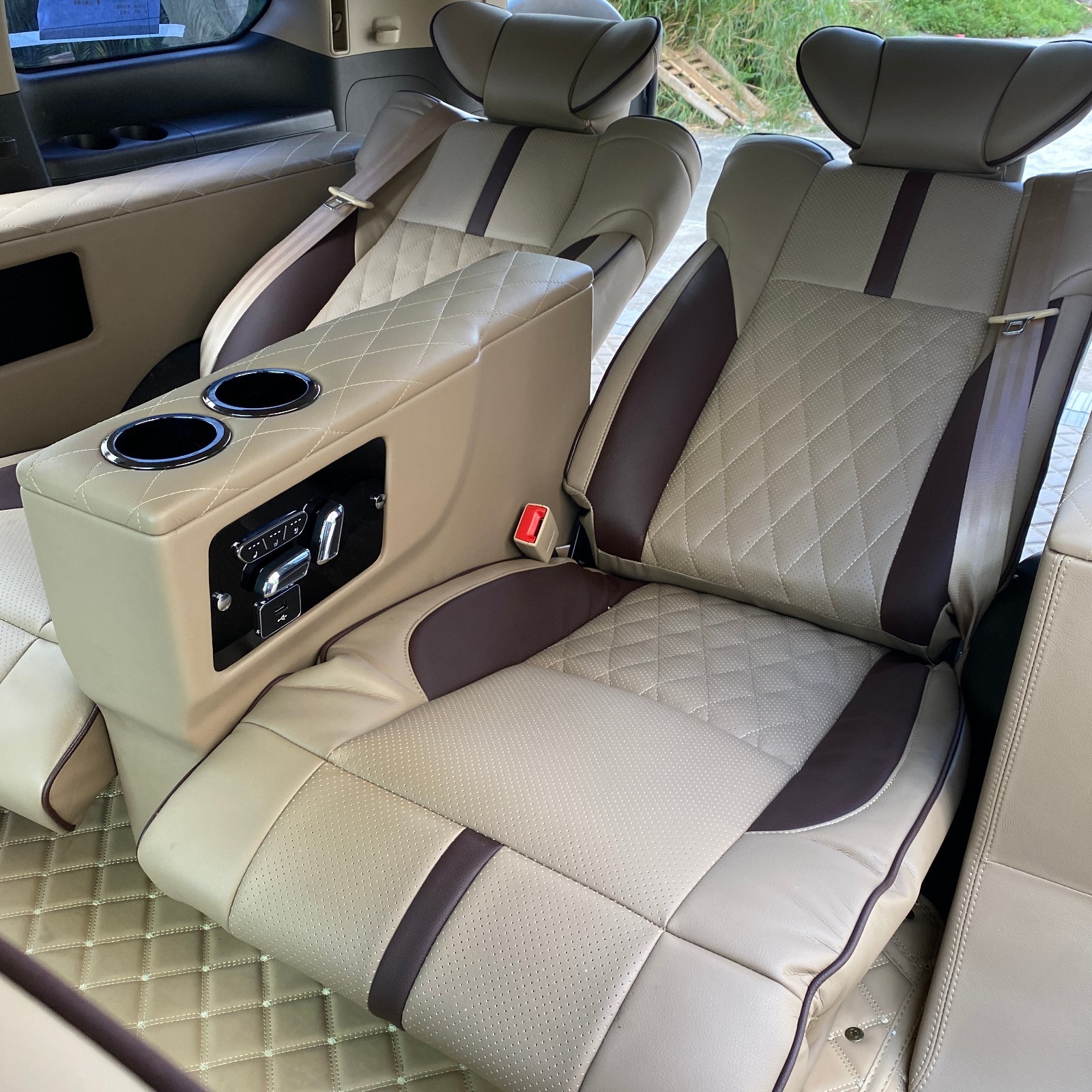 陆巡酷路泽改装航空座椅升级内饰