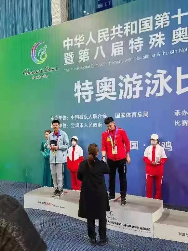 张立冬获得16-21岁组100米自由泳金牌