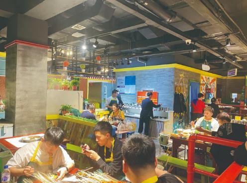 食客热火朝天地吃着涮串火锅。 李依南 摄