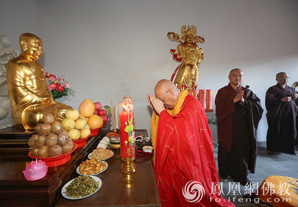道慈大和尚为出关仪式拈香主法（图片来源：凤凰网佛教 摄影：普陀山佛教协会）