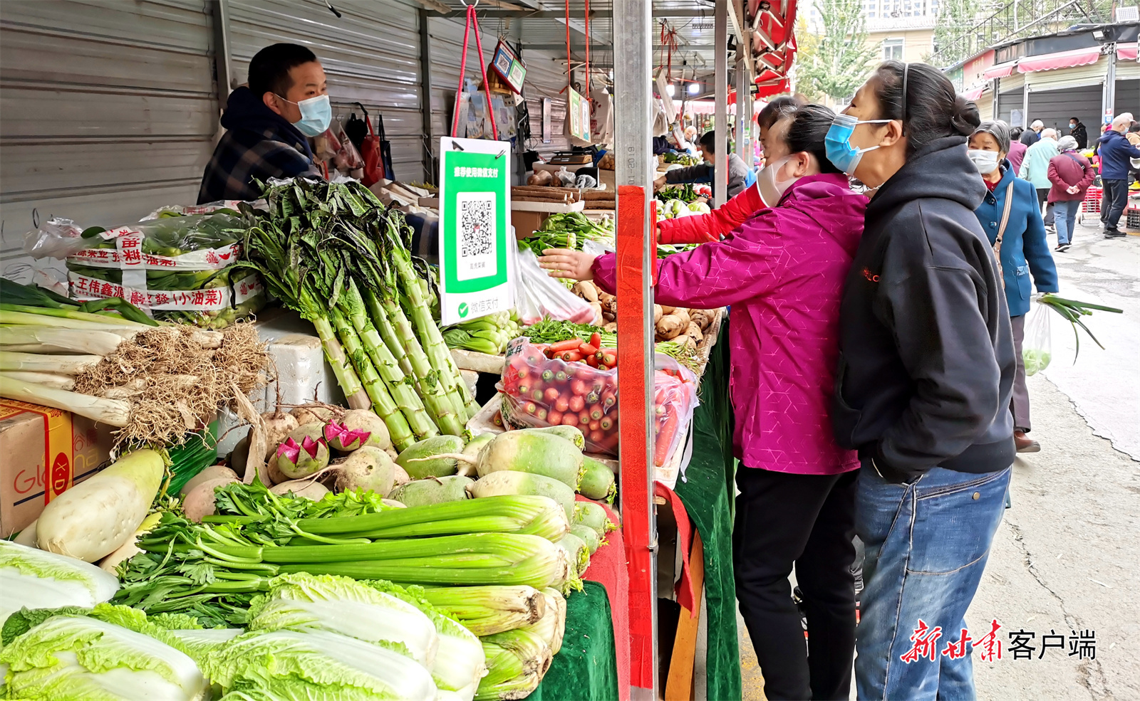 10月25日上午，兰州市安宁区万里社区居民在附近蔬菜市场上买菜。