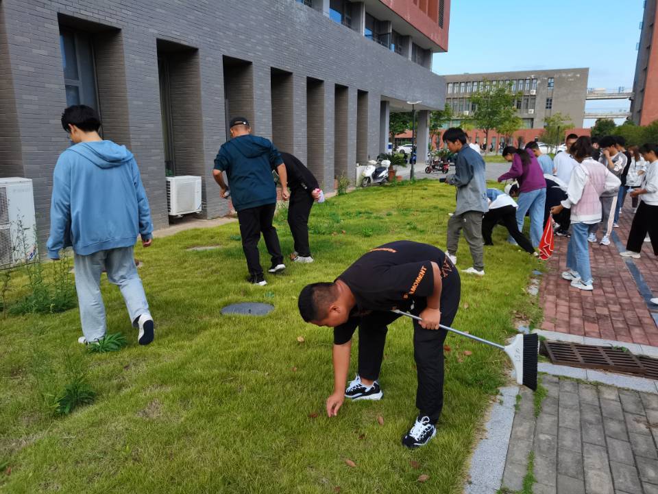 开展劳动实践活动参观校园走进地学展馆参观实验室(照片:各学院提供)