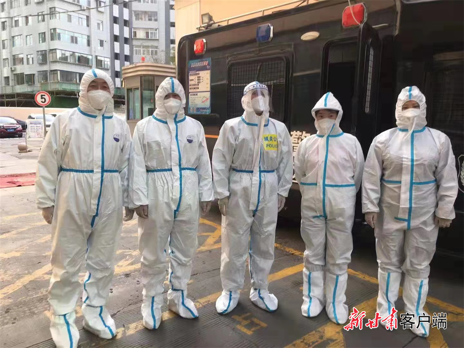 执勤民警和志愿者在隔离点坚守