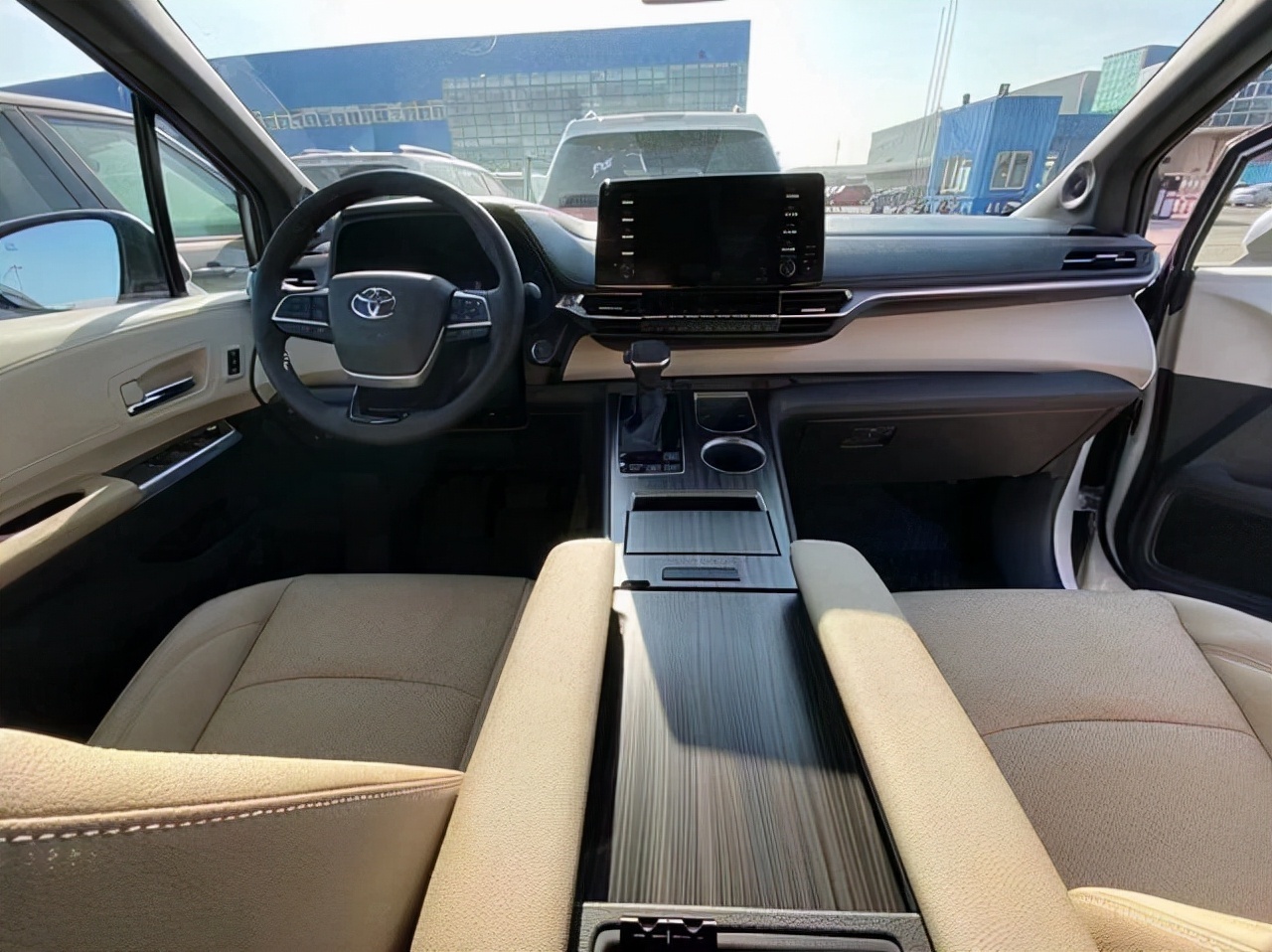 21款丰田塞纳25l国六清仓四十余万亲情价裸